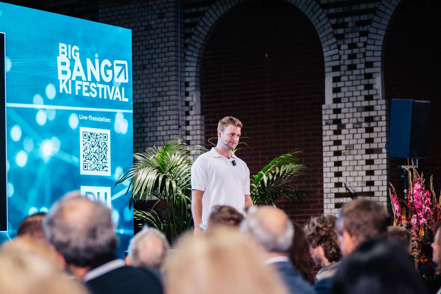 Marco Heer blickt beim BIG BANG KI Festival in die Reihen seines Publikums