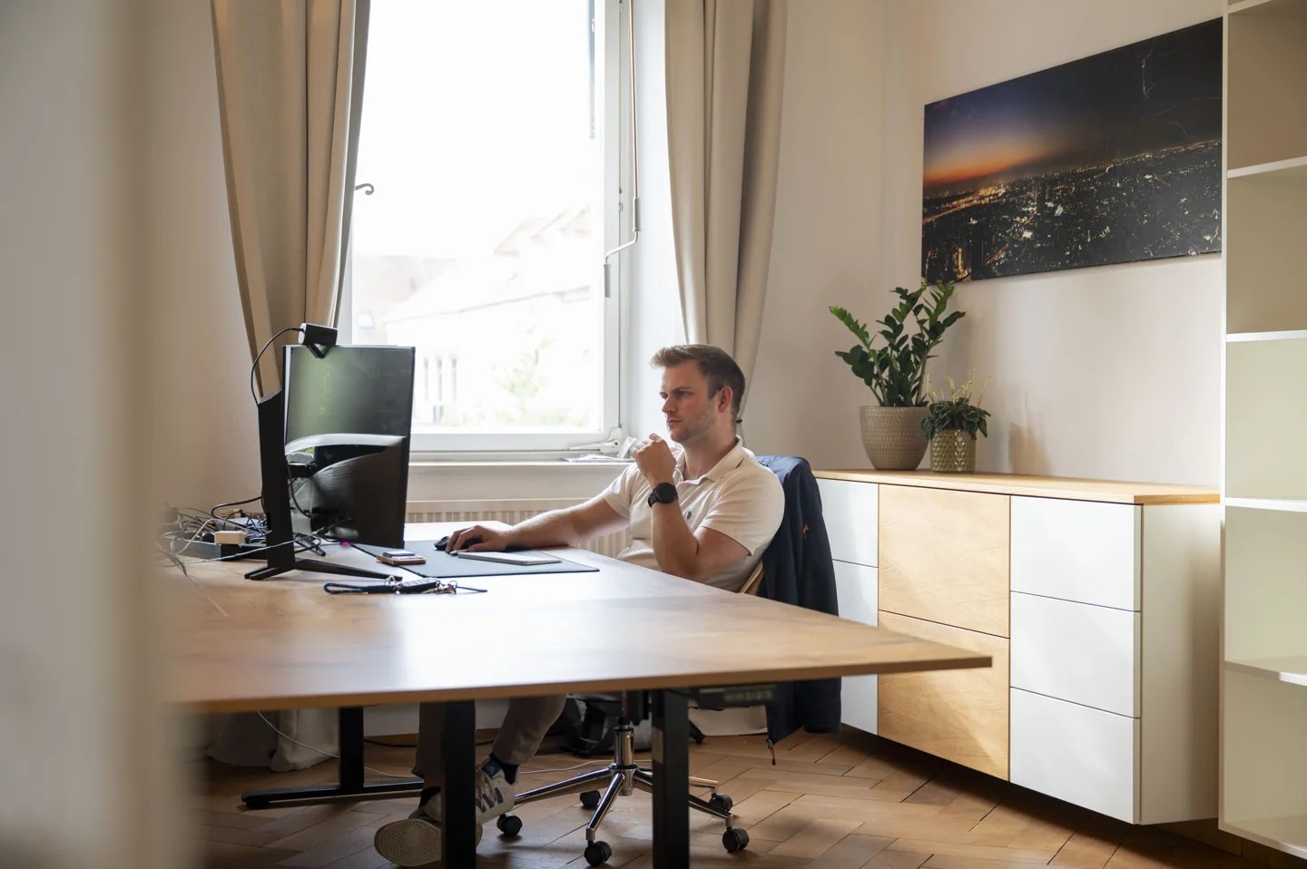 Marco arbeitet am Schreibtisch im Synclaro-Büro